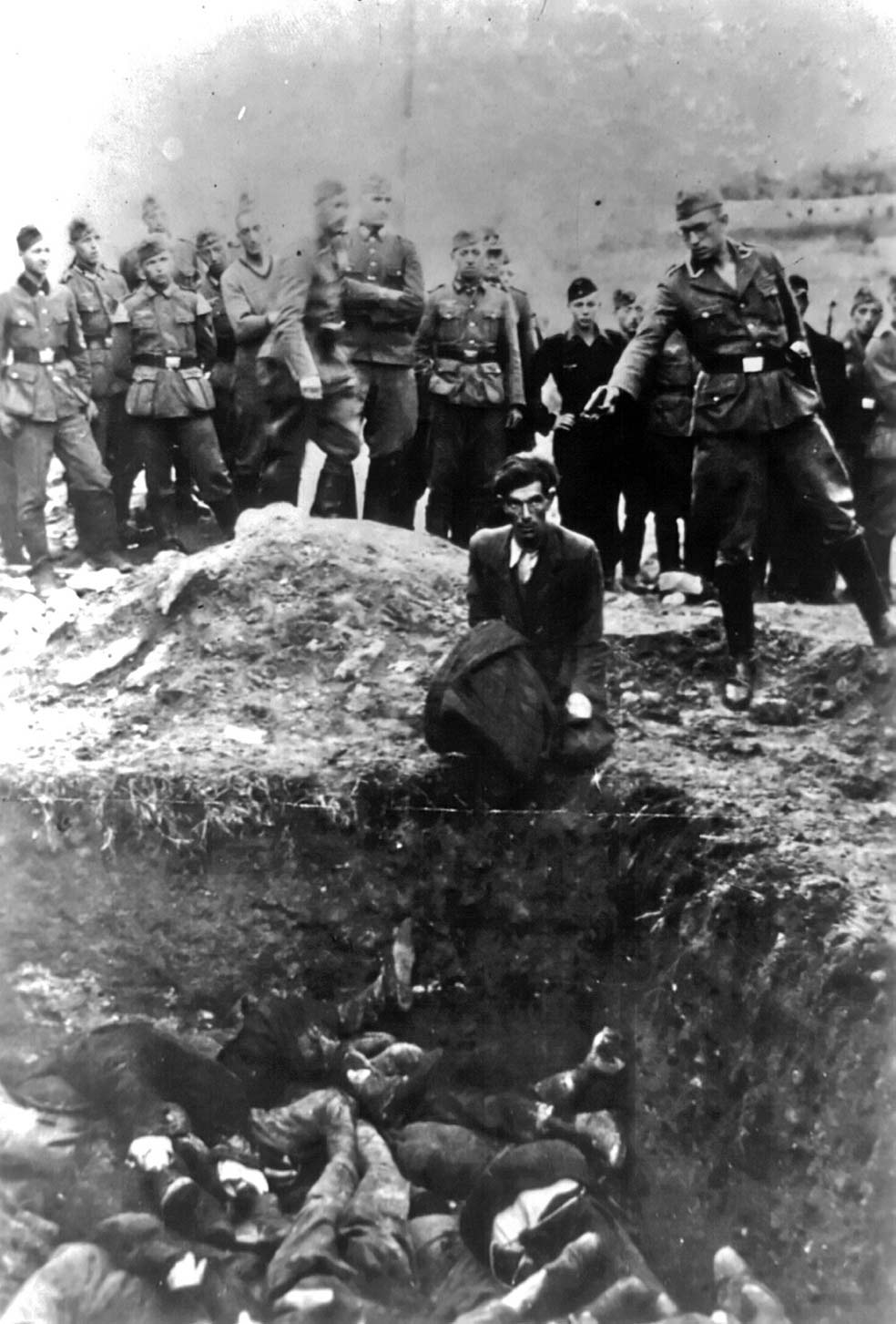 Las ejecuciones de judíos, gitanos, homosexuales, opositores e 'indeseables' en general fueron ordenadas por Himmler de forma masiva y sistemática. Para evitar gastar munición, como en la foto, ordenó la creación de las cámaras de gas.