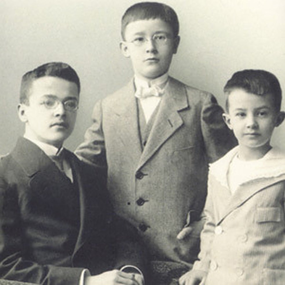 Heini (en la foto con sus hermanos; él, en el medio) era un niño enfermizo que padeció tuberculosis y problemas estomacales, los cuales le impedían destacar en actividades físicas. Incluso sufrió burlas de sus compañeros. Muy joven, encontró en el orden y el fanatismo de las SS su espacio.