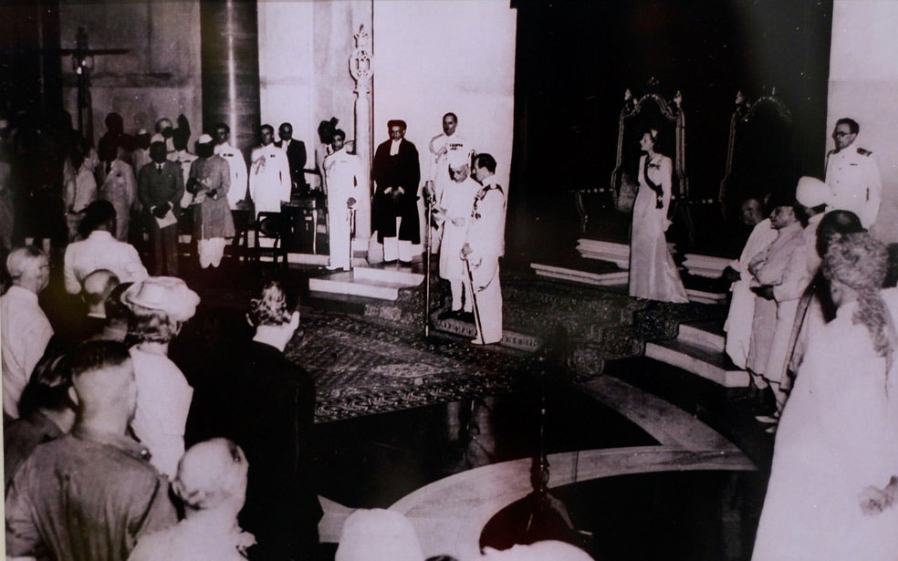 El 15 de agosto, la Unión India proclama su independencia. El día anterior lo había hecho Pakistán, de mayoría musulmana. En la imagen, Lord Mountbatten entrega una espada a Nehru en el acto de traspaso de poderes.