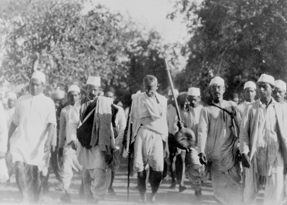 Gandhi (en la imagen) protagoniza esta marcha para protestar por los impuestos que gravan este producto de primera necesidad. En Calcuta se produce una gran algarada que concluye con más de cien mil indios detenidos.