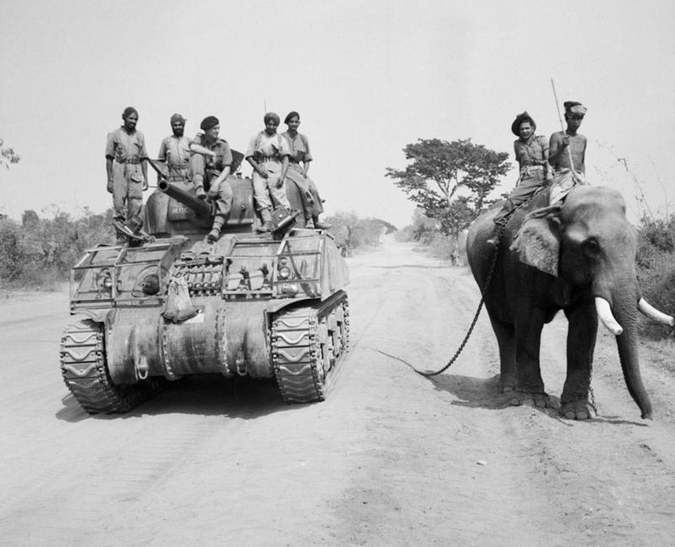 El virrey Lord Linlithgow declara la entrada de la India en la Segunda Guerra Mundial sin consultar a los indios, que habían logrado en 1935 una Ley del Gobierno de la India que les daba cierta autonomía. La situación provoca un enorme descontento.