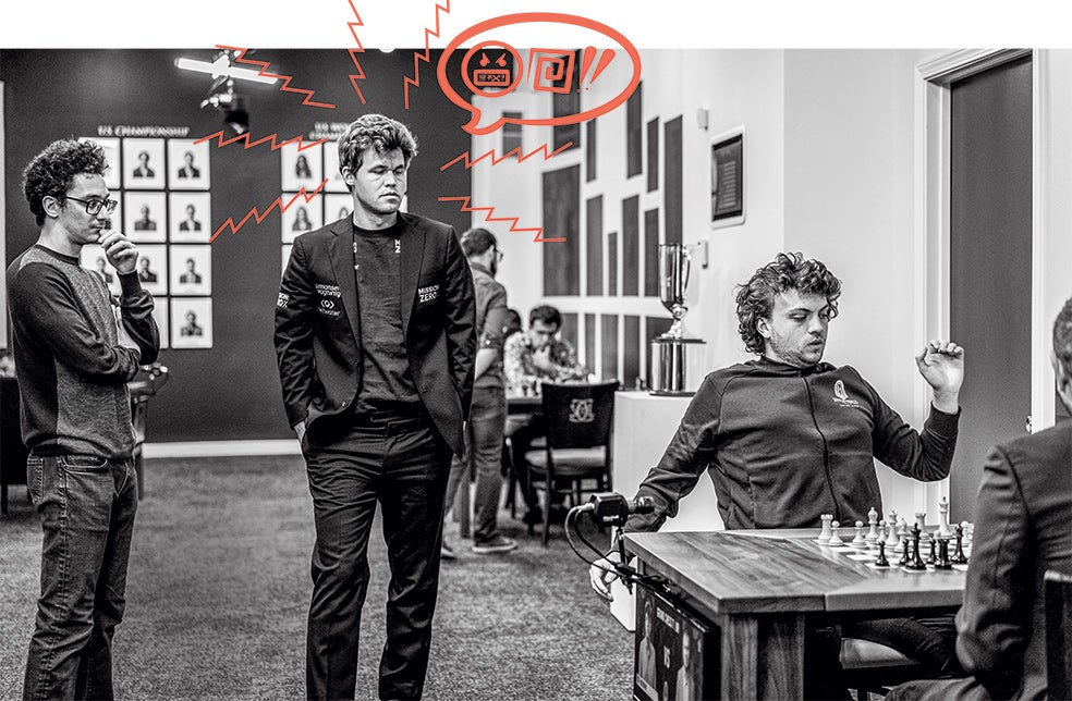 El noruego (de pie y con las manos en los bolsillos) ha insinuado que el estadounidense, aquí aún con 19 años (sentado y desperezándose), podría estar haciendo trampas durante sus partidas. Niemann admite haberlas hecho en partidas on-line, pero no en las presenciales. Carlsen solo sostiene su acusación en que su rival, número 49 en el ranking mundial, estaba demasiado relajado cuando le ganó en septiembre pasado en la Copa Sinquefield.