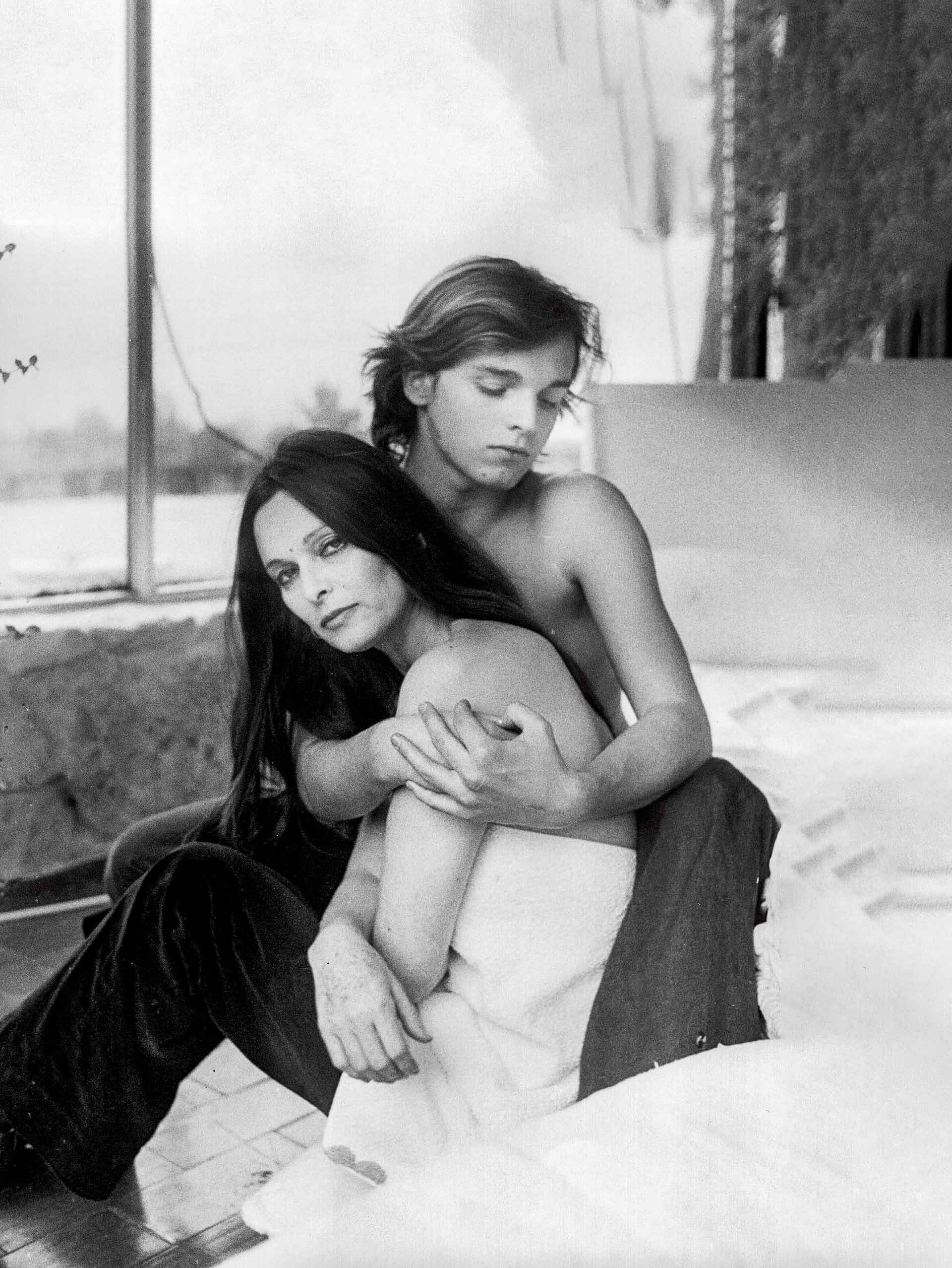 Miguel Bosé con su madre, Lucía Bosé, en los años setenta. La matriarca de la familia falleció en 2020 a los 89 años.