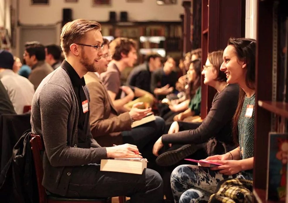 El speed dating consiste en una reunión organizada de varias personas en una misma localización en el que tienen lugar encuentros por parejas durante un tiempo reducido. Suelen ser entre 10 y 15 mini citas y nunca superan los 10 minutos.