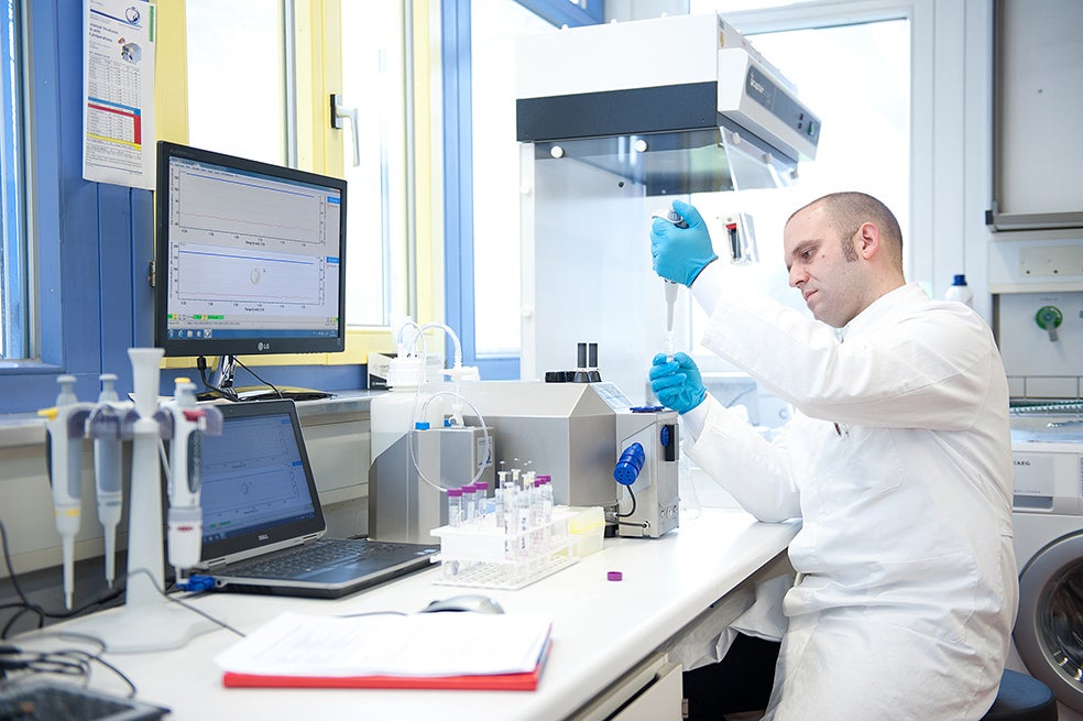 Alexander Karabatsiakis durante una de sus investigaciones sobre la depresión y el maltrato en la Universidad de Ulm. Ahora trabaja en la Universidad de Innsbruck.