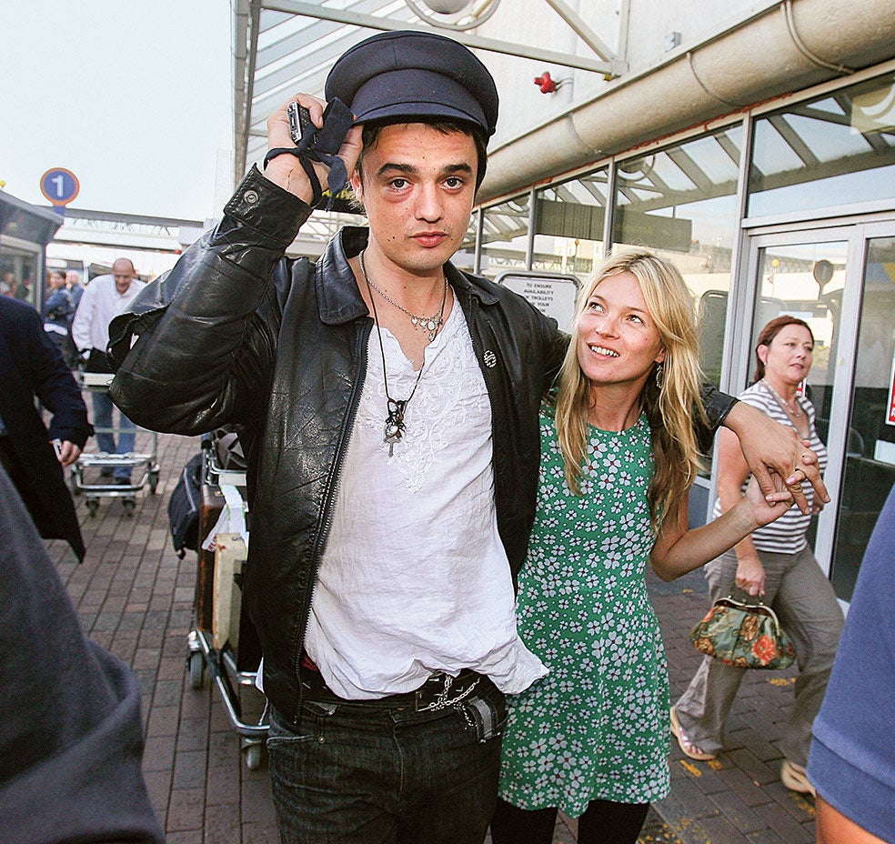 Pete y Kate Moss se conocieron en 2005 y se convirtieron en la pareja más cool del momento. Pero el escándalo por consumo público de cocaína de Kate Moss un año después dinamitó la relación.