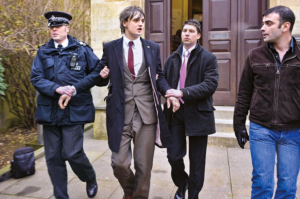 Doherty tras una de sus múltiples comparecencias ante el juez. Esta vez por conducción temeraria.