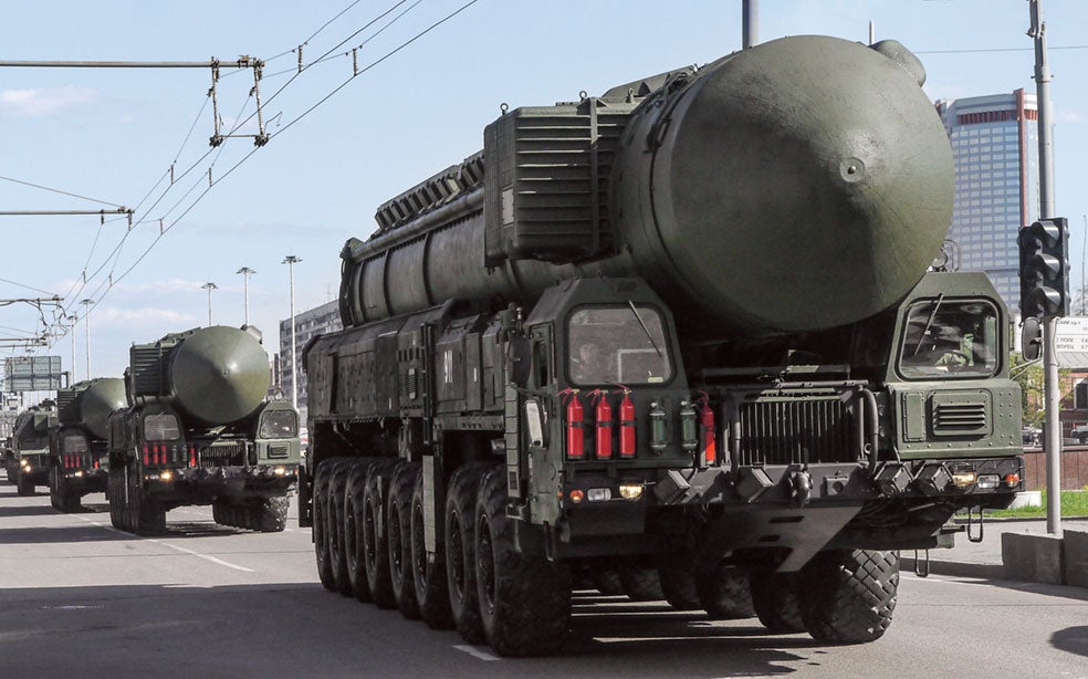 Un convoy de misiles nucleares rusos Topol-M, exhibido en Moscú. Kaplan cree que «cuanto peor le vaya a Putin en el campo de batalla, más probable es que use el arsenal nuclear».