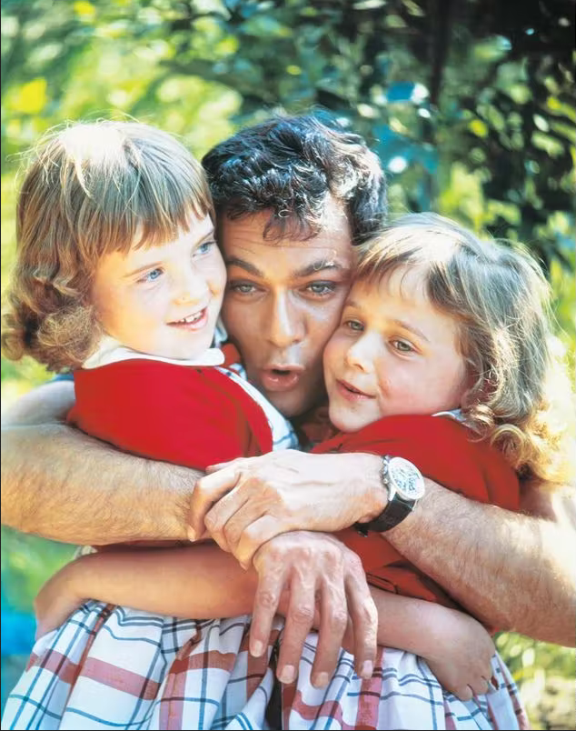 Allegra con su hermana Alexandra cuando eran unas niñas. Todavía vivían con su madre, Christine Kaufmann, y visitaban a su padre en Los Ángeles.