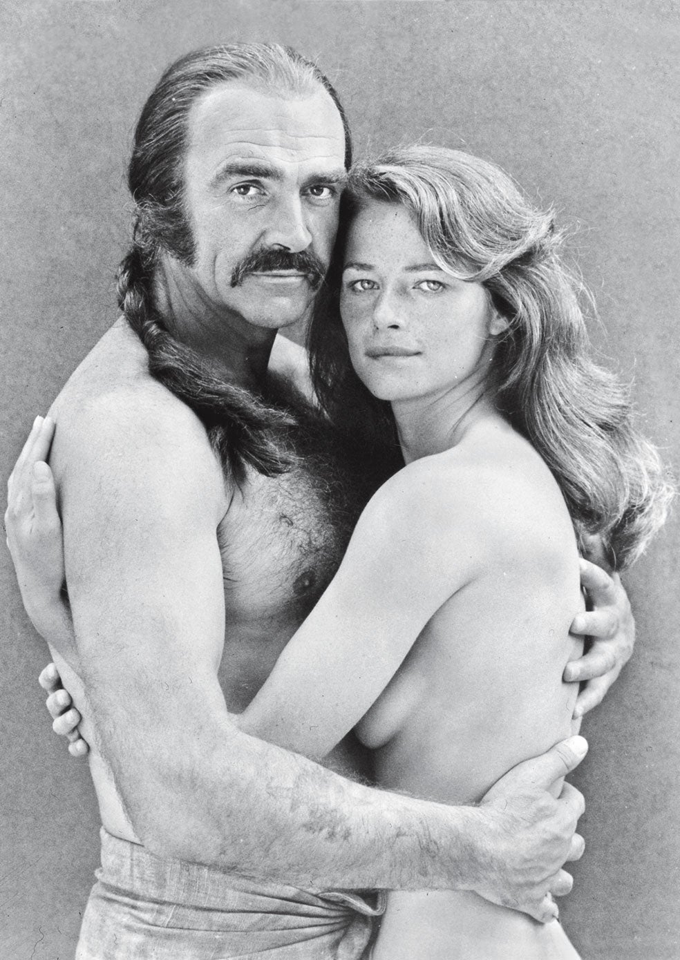 ¡La actriz en Zardoz, una enloquecida película de ciencia ficción con Sean Connery en calzoncillos casi toda la cinta. Rampling ríe al acordarse. «Sean tenía mucho peligro, estaba hecho un salvaje». ¿Es cierto que la perseguía durante el rodaje? «¡No solo a mí, ojo! A Sean le gustaba toda la carne fresca».