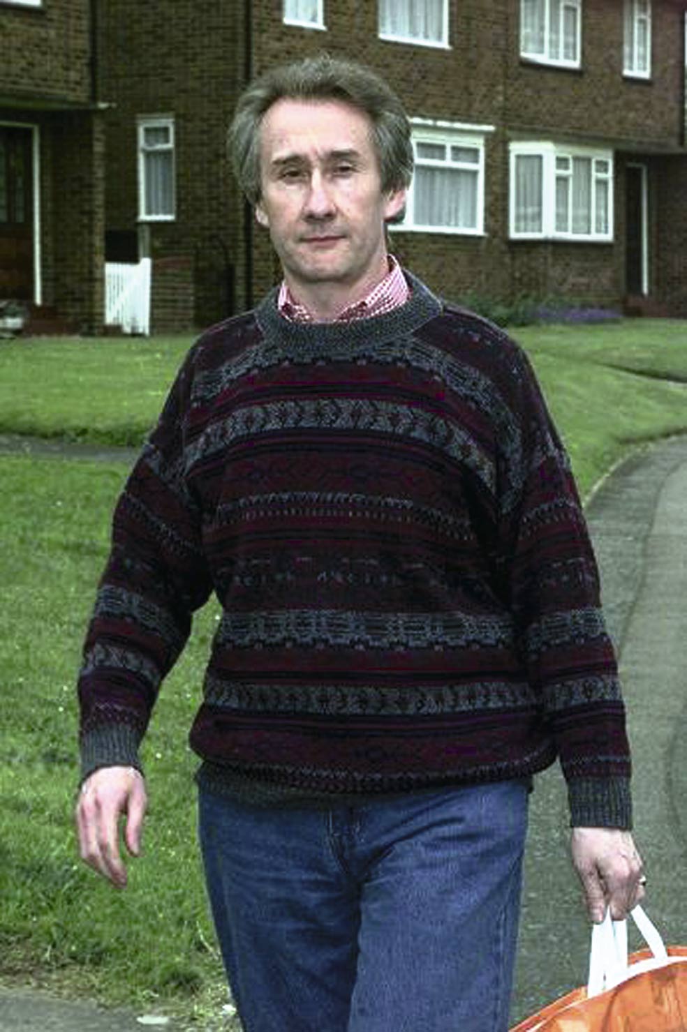 Gordievsky ayudó a los británicos no solo a identificar espías de la KGB y revelar los planes del Kremlin, sino a detectar filtraciones en sus propias filas. El caso más relevante fue el deMichael Bettaney (en la foto) un agente británico que en 1983 intentó pasarse al bando soviético. Alertados por Gordievsky, los servicios británicos detuvieron a Bettaney, que terminó porconfesar. Acusado de lesa traición, fue juzgado y condenado a 23 años de cárcel. Gordievsky había salvado a la inteligencia británica de un peligroso topo que hubiera podido incluso comprometerlo a él mismo.