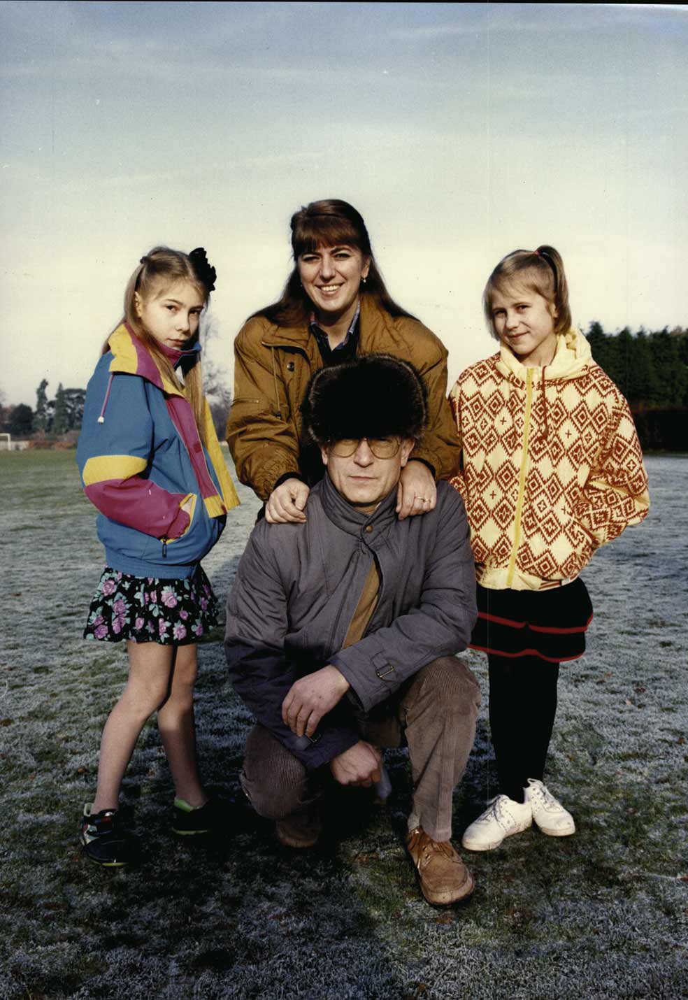 Con su mujer y sus hijas en 1991, cuando lograron reunirse en Londres.