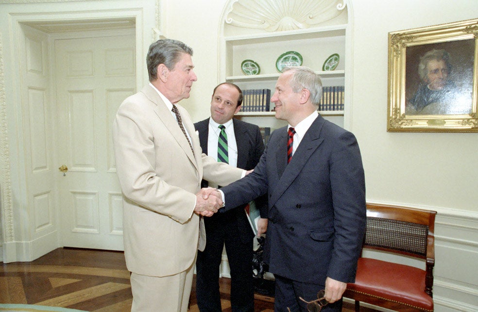 Reagan felicita a Gordievsky.
