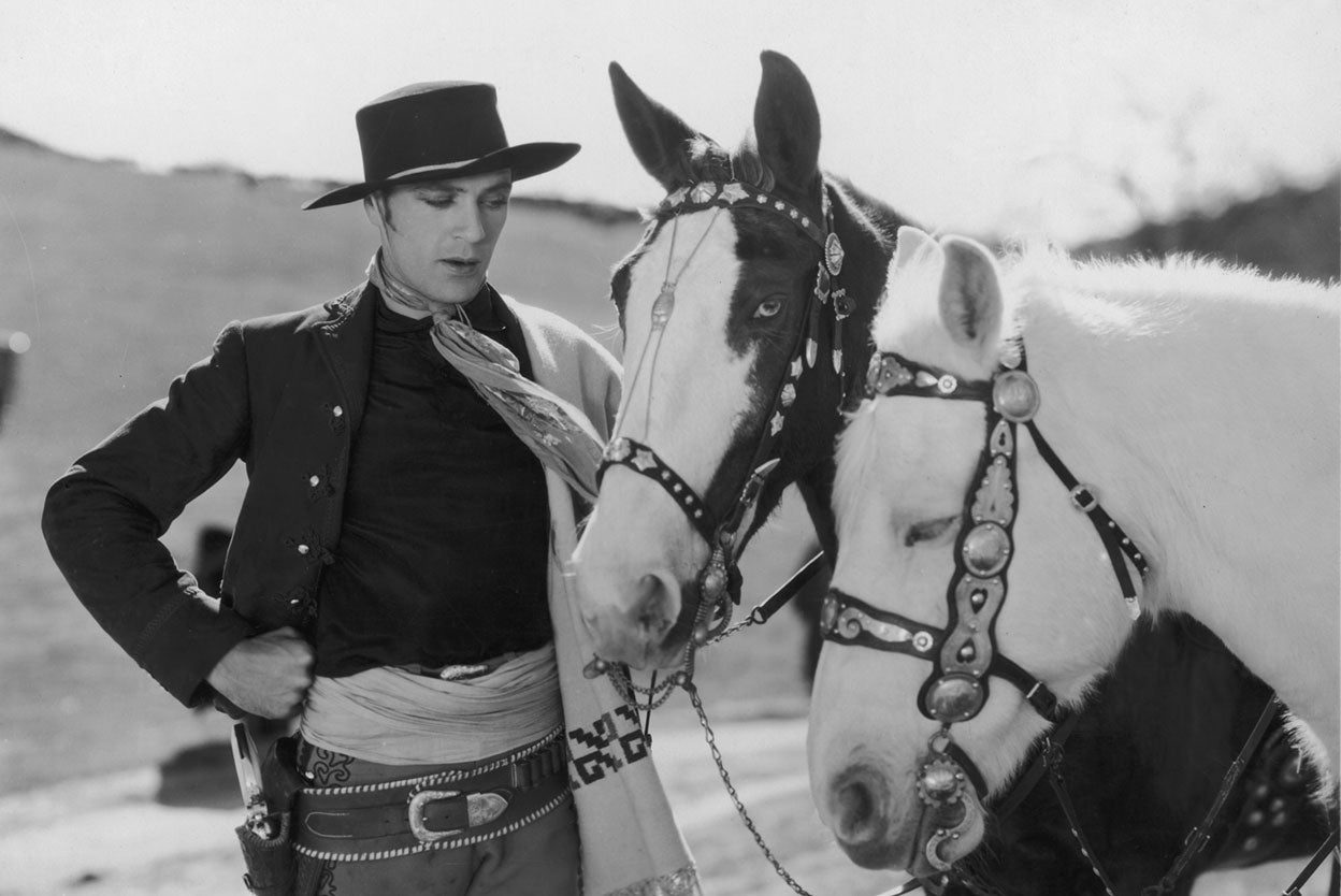 En una imagen de El tejano, de 1930. Gary Cooper debutó en el cine en una película del Oeste e interpretó muchas. Se había criado en un rancho en Montana y aprendió de niño a montar caballo, cazar y lacear ganado. |