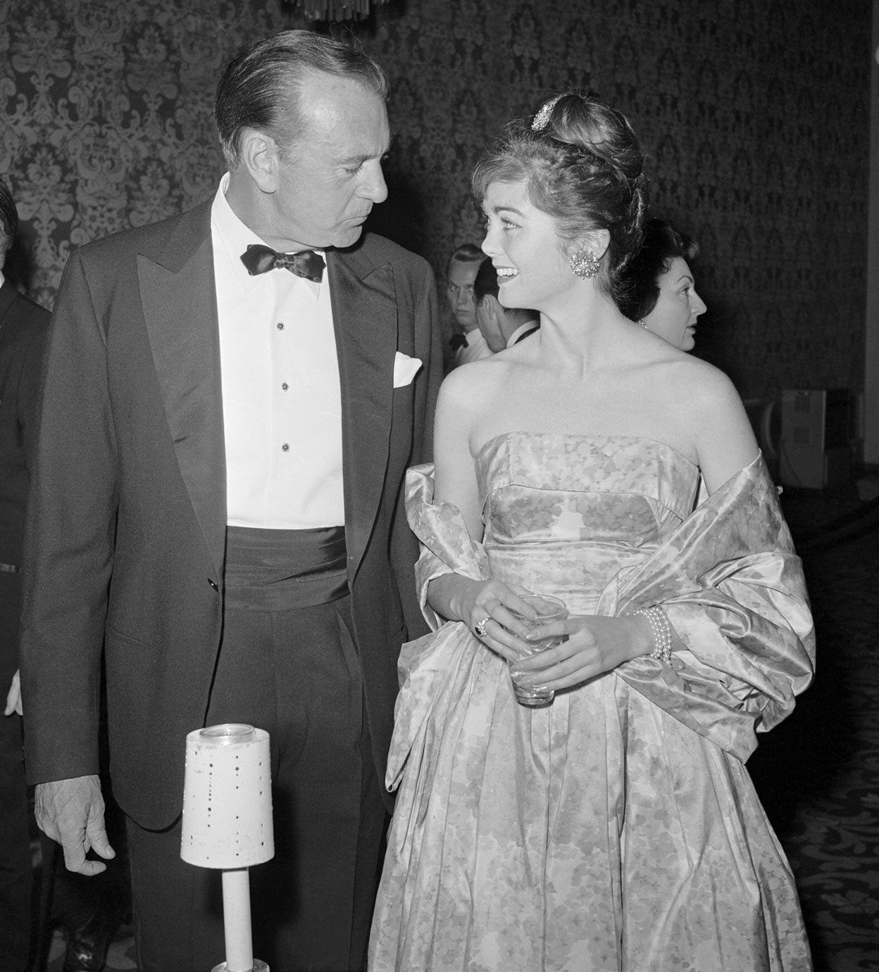 Aquí, junto con su hija Maria en una gala en su honor por su ayuda a las tropas durante la Segunda Guerra Mundial. El actor recorrrió 37.000 kilómetros porel sudeste asiático para darles apoyo. |