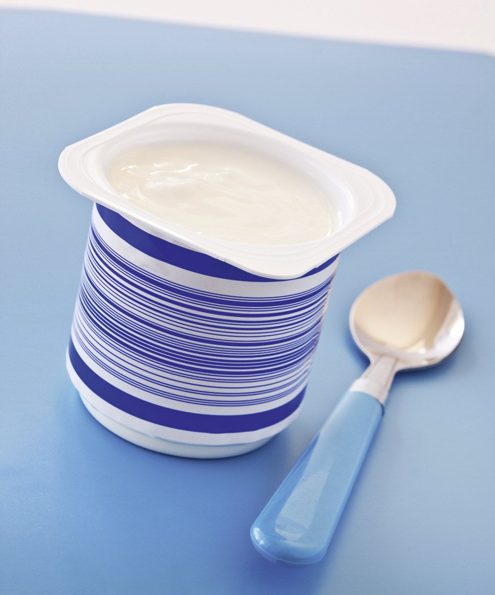 Imagen - EN UN YOGURLos especialistas aconsejan comer alimentos fermentados, como el yogur o el pan de masa madre. Y también favorecer la fermentación en el intestino inferior con una dieta rica en verduras con sus diversas fibras: almidones resistentes (plátanos, avena, judías), fibras solubles (cebollas, tubérculos, frutos secos) e insolubles (salvado, aguacates).