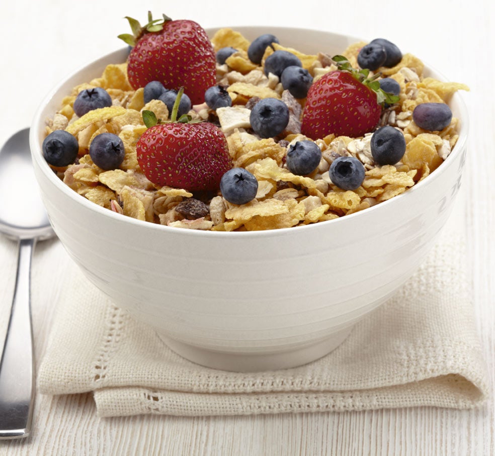 Imagen - EN LA FIBRAEs conveniente reducir el consumo de alimentos procesados, pues carecen de fibra. Para contrarrestar este déficit, la industria alimentaria ha agregado inulina (raíz de achicoria) a centenares de productos para incrementar así los niveles de fibra, pero es mucho más eficaz el consumo de diversos granos integrales, frutas y verduras directamente.