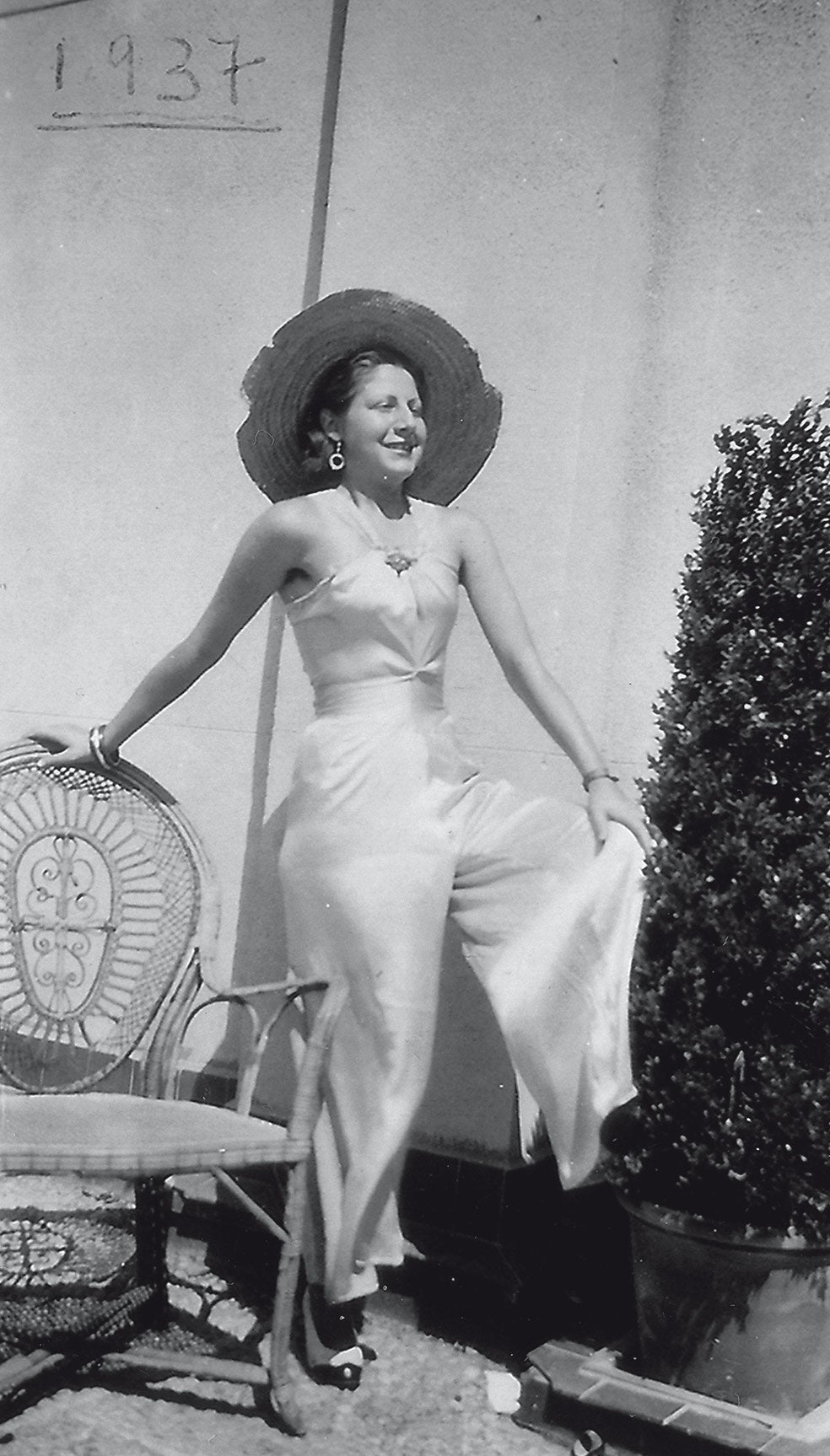 Fuertes nació en Madrid, en el barrio de Lavapiés. Su padre era portero; su madre, modista. Su adolescencia fue trágica: su hermano murió atropellado, su madre falleció, estalló la guerra. Aquí, en 1937, a los 20 años.