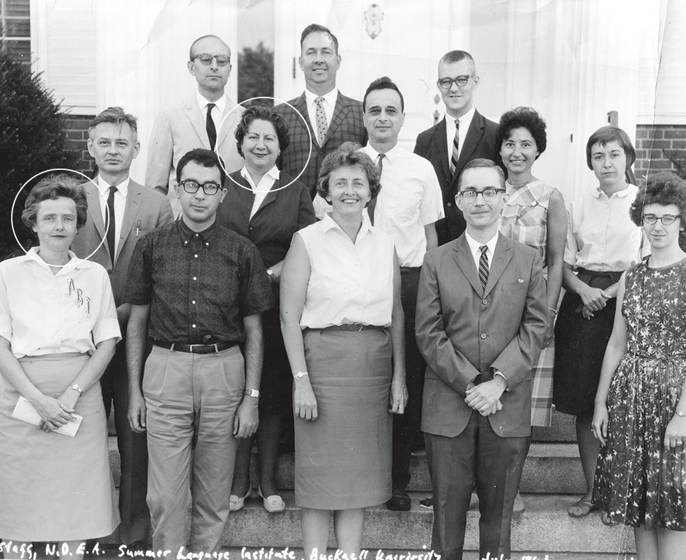 Fuertes con la hispanista Phyllis Turnbull, su gran amor, y otros compañeros de la Universidad de Bucknell, en 1963. En EE.UU. le han dedicado muchas tesis doctorales.