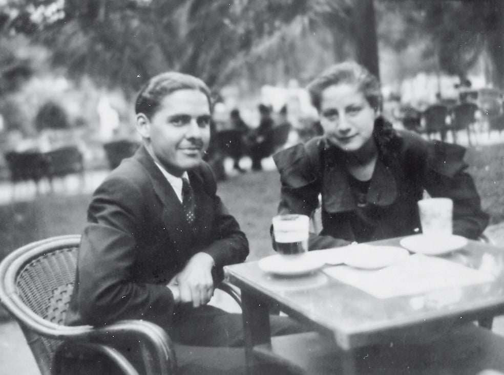 Su primer amor, Manolo, se fue a la guerra y no volvió. Aquí, en 1936, Fuertes posa con otro amigo. Ella escribió muchos poemas de amor y reunió varios en Pecábamos como ángeles (Torremozas).