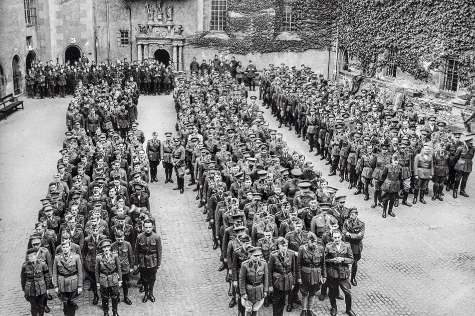 El castillo de Colditz, en Sajonia (Alemania), fue durante la Segunda Guerra Mundial una prisión de máxima seguridad para militares aliados (foto arriba); sobre todo para los que habían intentado huir de otros campos. Pero eran expertos en fugas y no cejaron en ello: se produjeron hasta 31. Allí acabó el doctor Mazumdar. Ser el único oficial indio le supuso sufrir una doble condena.
