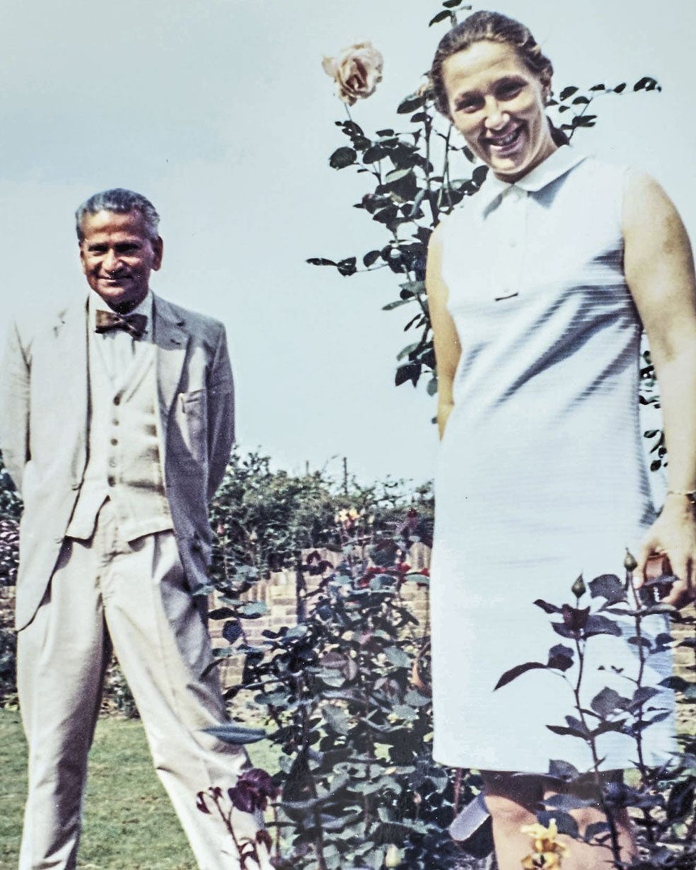 Mazumdar se casó en 1953 con Joan Williams, una joven cajera de banco. Tuvieron tres hijos. «Durante años, él nunca habló de Colditz», dice Joan, que tiene 96 años.