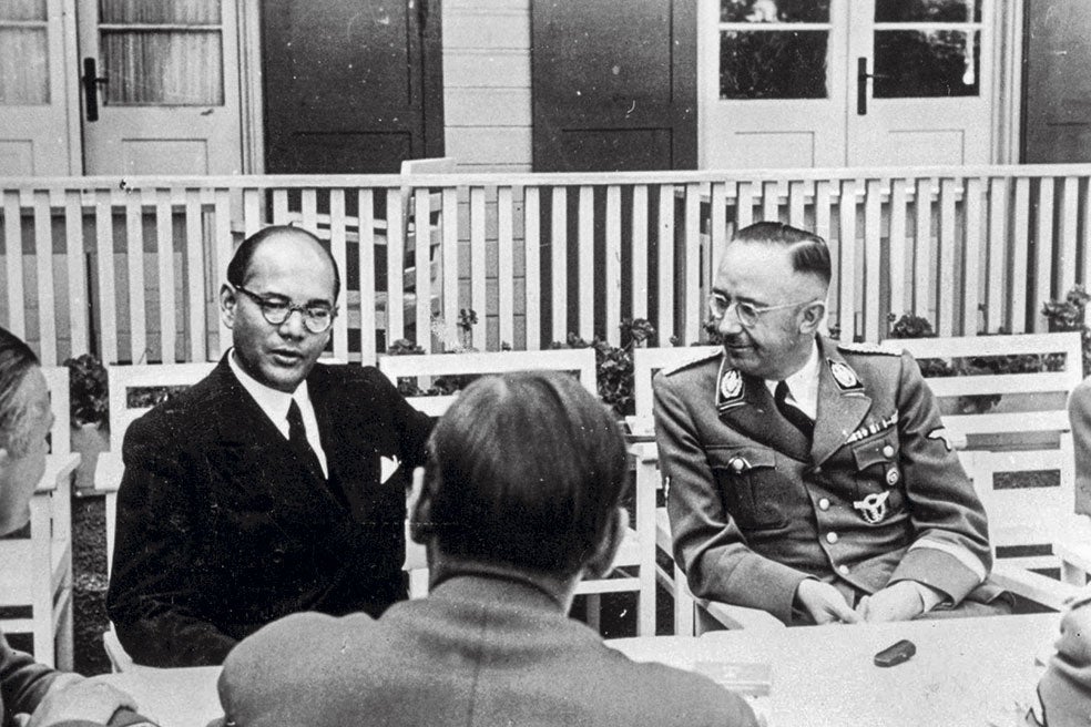 Subhas Chandra Bose (con Himmler) fue un nacionalista indio que colaboró con los nazis para acelerar la independencia de Inglaterra. Bose intentó reclutar a Mazumdar.