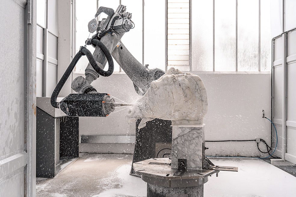 Un brazo robótico talla una réplica de la cabeza de caballo que adornaba el Partenón de Atenas y que ahora está en el Museo Británico. El robot tiene la fuerza de una excavadora y la precisión de un cirujano. Cinceló la escultura de mármol en menos de 24 horas.