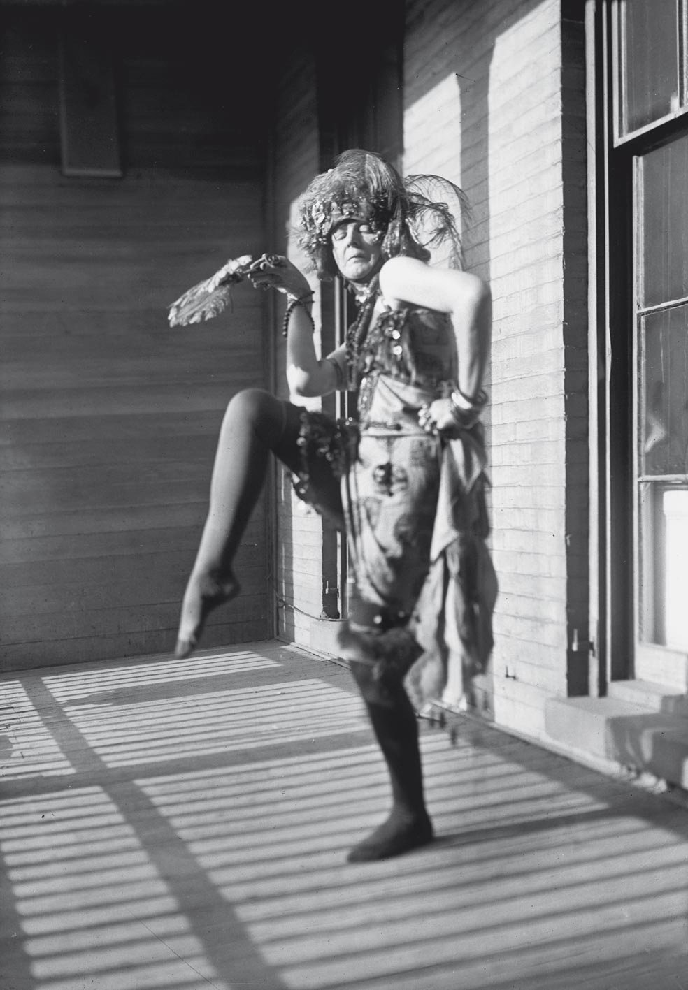 La baronesa Elsa von Freytag-Loringhoven protagonizó las performances más atrevidas. La detuvieron muchas veces por escándalo público. Fue una pionera del dadaísmo en Estados Unidos.