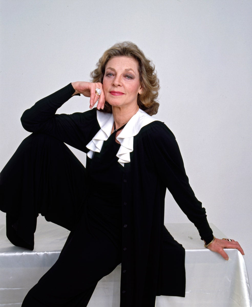 Tras quedarse viuda se refugió en el teatro. «Dejaron de pensar en mí como en una actriz. Yo era la mujer de Bogie, ofrecía cenas y fiestas estupendas, pero nadie tenía en cuenta mi trabajo. Era muy frustrante», lamentó Lauren Bacall en sus memorias. Regresó a Nueva York y triunfó en Broadway.