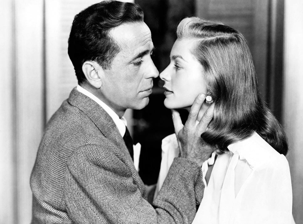Cuando se conocieron Lauren Bacall tenía 19 años y Humphrey Bogart, 44 y estaba casado. Vivieron un romance escandaloso que enfadó a Howard Hawks, el director de cine que descubrió a Lauren Bacall y que los emparejó en la película Tener y no tener.