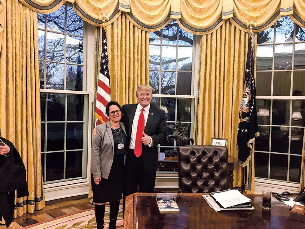 Maggie Haberman posa en el despacho oval con el entonces presidente Donald Trump. El sorprendente acceso que tuvo a él es la base de su libro Confidence man.