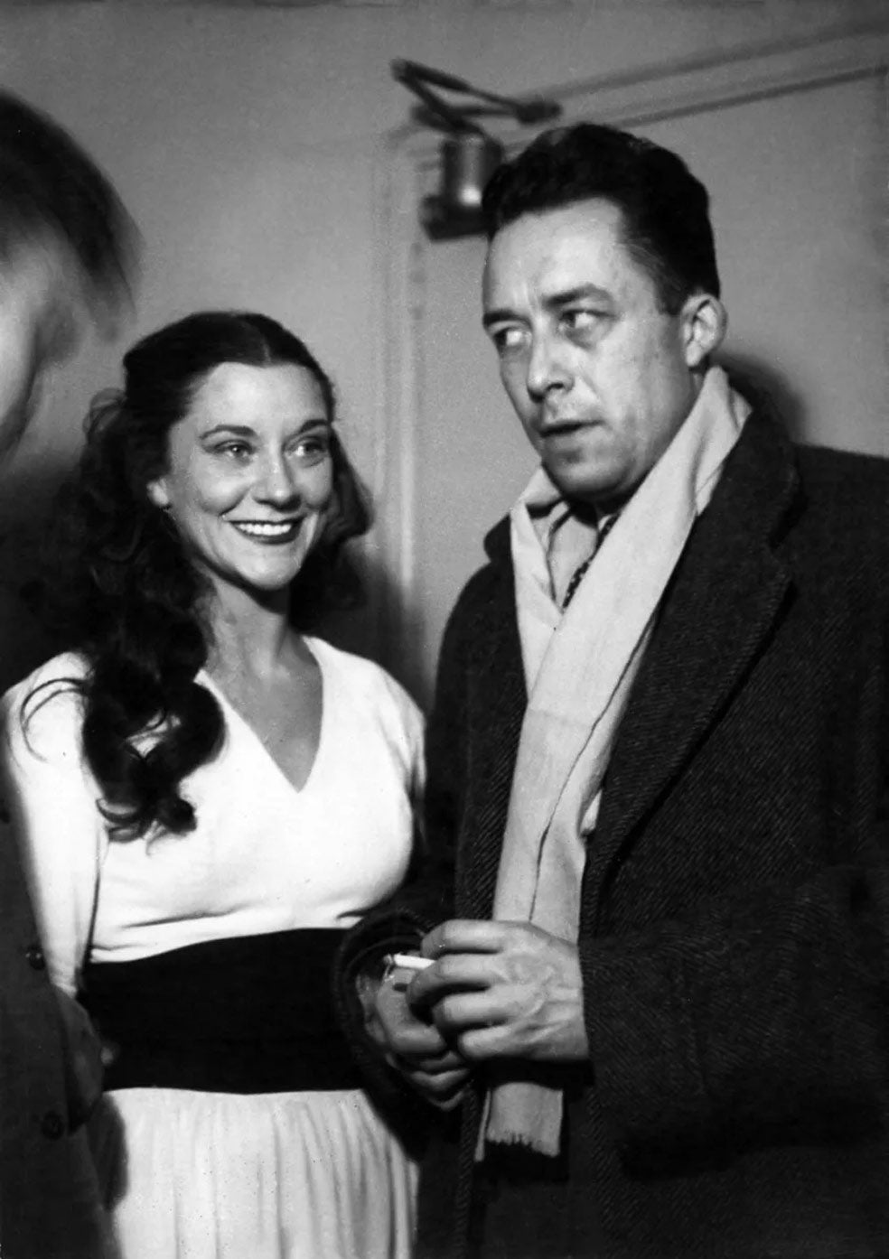 María le escribe a Camus que le recuerda a Humphrey Bogart. No era la única que lo comparaba con el actor estadounidense, sobre todo por sus gestos cuando fumaba. De hecho, algunos críticos se referían a él como 'el Bogart de las letras'.