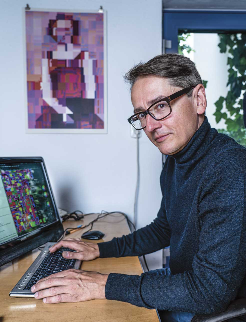 El artista nos da una pista de cómo es la portada 'oculta': «Alguien sometido a un proceso de encriptación».