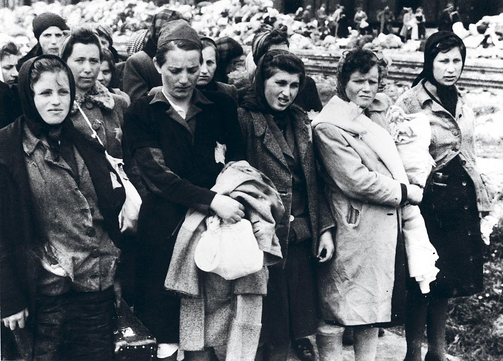 Eva (imagen de la apertura) tenía una semana de vida cuando los estadounidenses la liberaron en el campo de concentración. El libro Nacidos en Mauthausen, de Wendy Holden (RBA), cuenta el increíble padecimiento de su madre y otras dos judías que parieron tras las alambradas nazis.