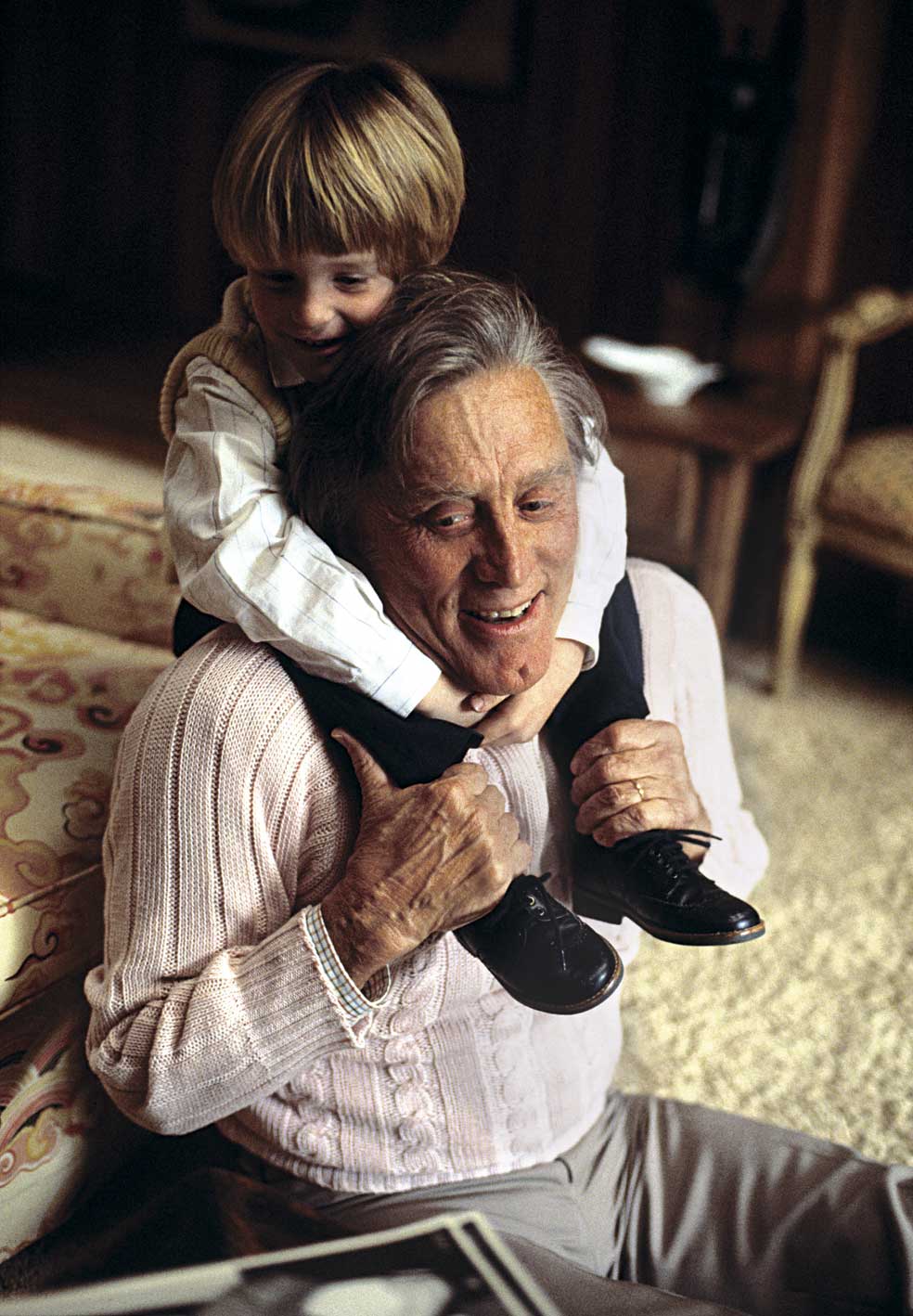 Michael Douglas y su hijo Cameron repitieron la turbulenta y casi inexistente relación que el actor de Instinto básico tuvo con su propio padre, Kirk Douglas. De adolescente, Cameron hizo pinitos como DJ en Nueva York. En 2009 fue condenado por trapichear con kilos de metanfetaminas y cocaína.