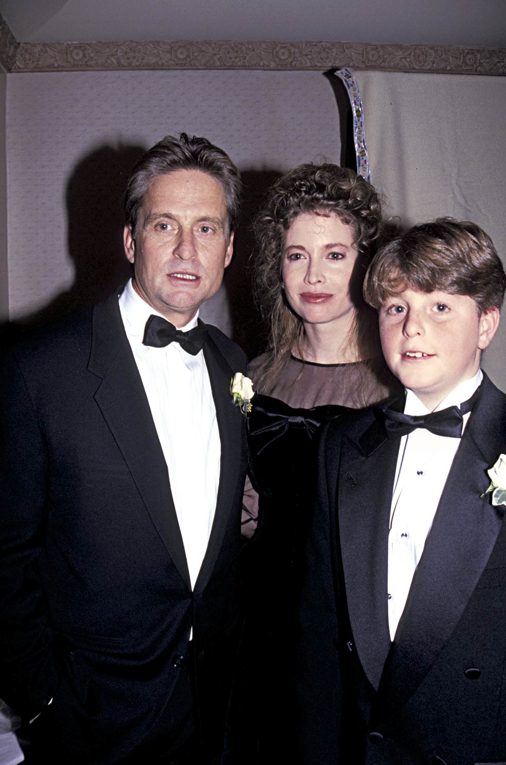 Michael, con Diandra y el hijo de ambos, Cameron en 1991. El adulterio y el alcohol marcaron el matrimonio. Michael siempre estaba de viaje o en rodajes; Diandra, defendiendo alguna causa; Cameron, solo.