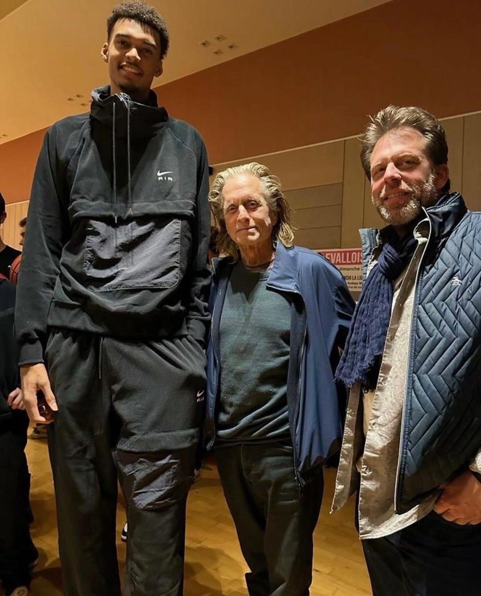 Una de las últimas apariciones de Michael Douglas, de 78 años, ha sido en un partido de baloncesto, donde se apreció un desmejorado aspecto que preocupó por lo que revela de su estado de salud. Ya superó hace unos años un cáncer de garganta.