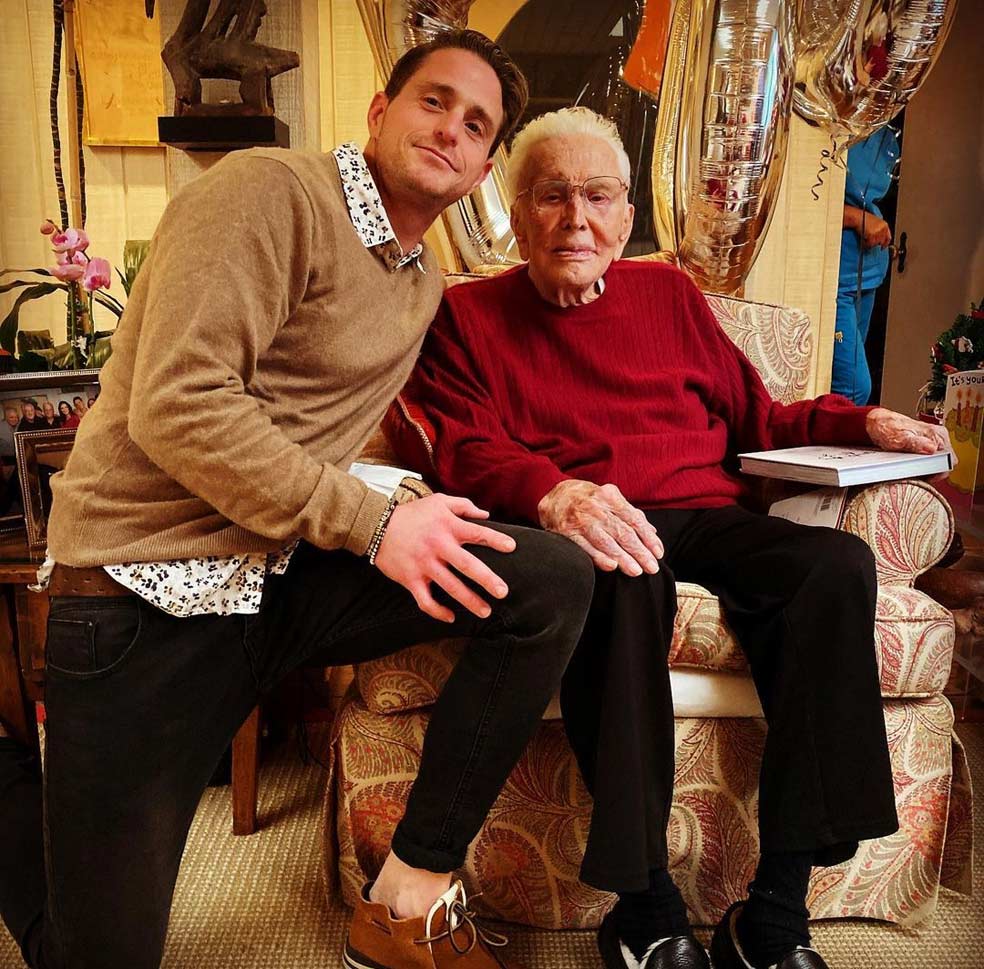 Cuando murió el patriarca, Kirk Douglas, en 2020, a los 103 años, la familia dio muestras de unidad. Poco antes, Cameron compartía una fotografía del último cumpleaños de su abuelo, quien, dijo, había sido «una luz de guía y una fuerte de inspiración para mí. Te quiero».