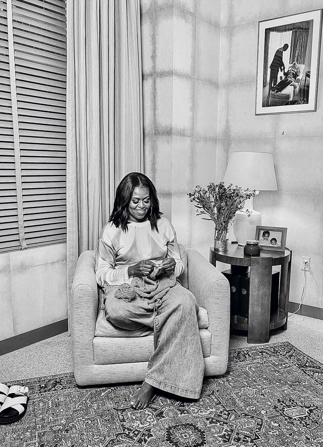 Lo descubrió durante la pandemia y se ha enganchado. Hace punto durante «las llamadas de Zoom, en las reuniones con mi equipo o cuando estoy sentada en el patio con mis amigos: se ha convertido en parte de mi rutina», cuenta. Cree que lleva la costura en el ADN: su bisabuela fue costurera.