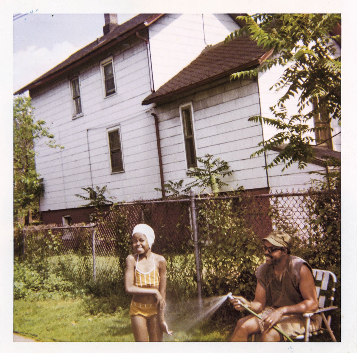 «Aquí está mi padre ayudándome a refrescarme durante un caluroso verano», explica Michelle sobre esta foto. Agradece a sus padres el haberles inculcado cariño y la cultura del esfuerzo a ella y a su hermano mayor.