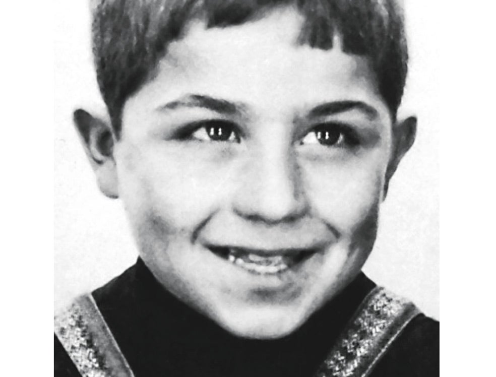 Cengaver Katranci, de 8 años, tiraba migas de pan al río para los patos y cisnes. Perdió el equilibrio y cayó al agua. No fue rescatado.