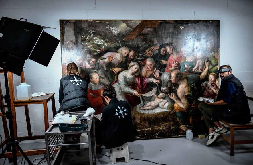 El equipo de restauradores de pintura trabaja en las afueras de París retocando cada una de las obras afectadas por el fuego, aunque solo sea aquellos que sufrieron las alteraciones provocadas por el humo.