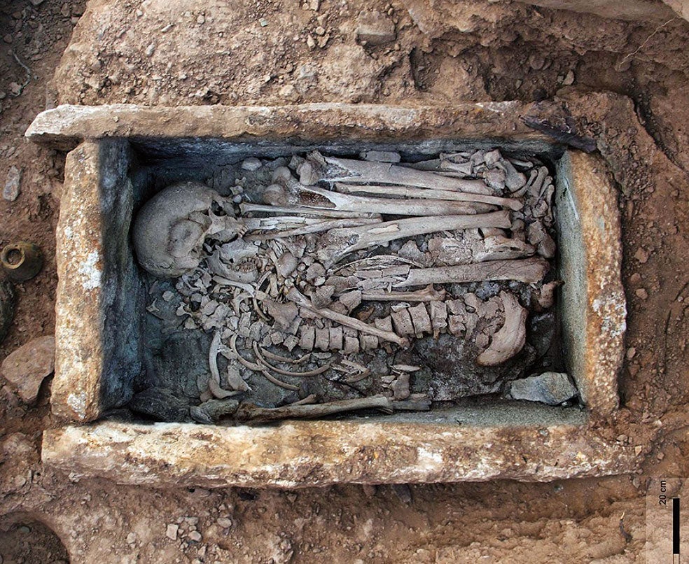 Los agricultores neolíticos no hacían distingos en las tumbas de hombres y mujeres, pero los yamnayas sí: las de ellos estaban más adornadas. Su sociedad jerarquizada rompió el igualitarismo, dicen los expertos.