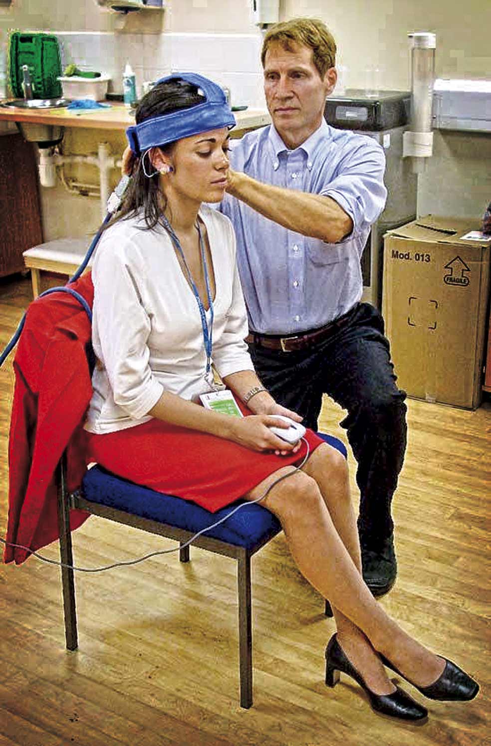 El doctor Lawrence Farwell fue, con financiación del Gobierno de EE.UU. y la colaboración del FBI, la CIA y la US Navy, el primero en desarrollar un examen pericial de P300. Ha realizado más de cien pruebas en personas implicadas en todo tipo de crímenes.