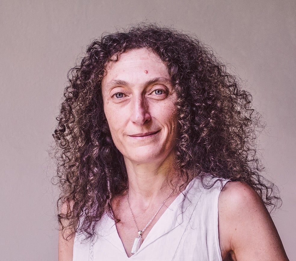 Imagen - Por sus investigaciones en sitios que nunca antes habían sido analizados, como el volcán de sal de Dallol (Etiopía). La presencia de agua líquida se consideraba un indicio casi automático de vida hasta que su equipo no encontró ni rastro de organismos vivos en algunas charcas ácidas, calientes e hipersalinas de ese lugar.