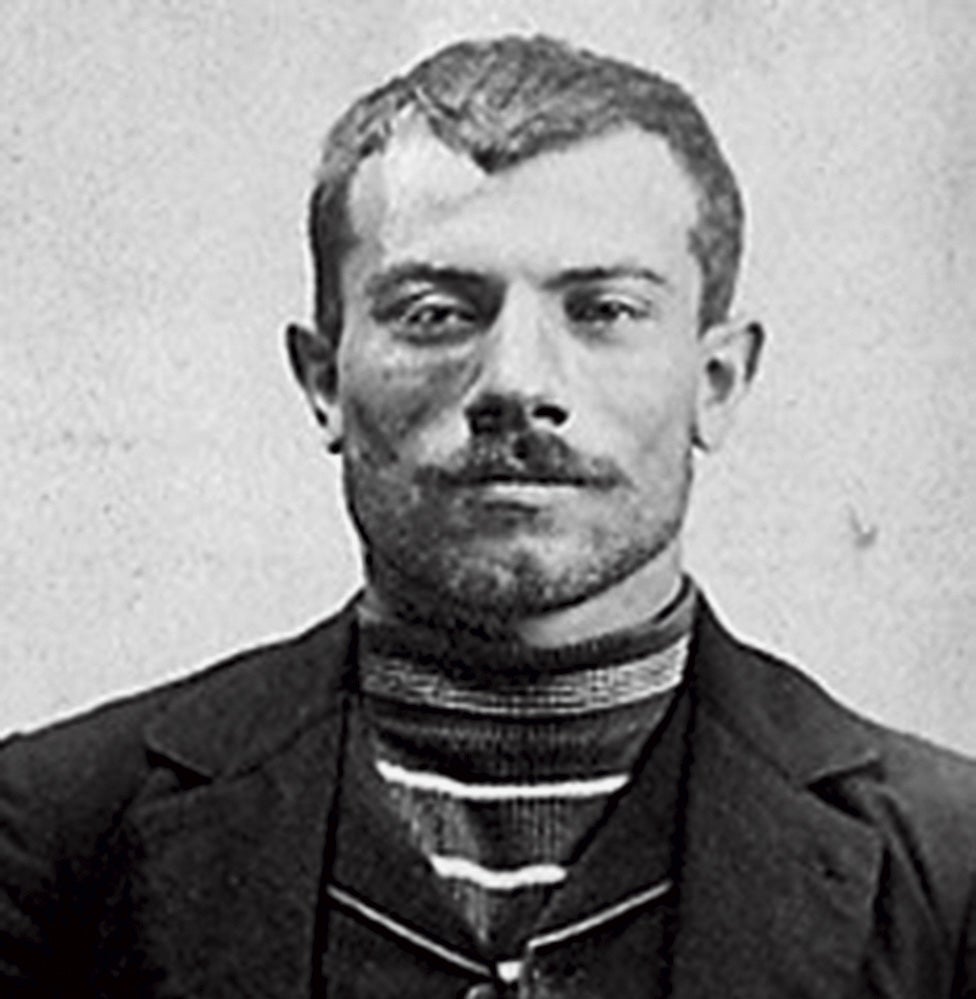 Una vez logró su objetivo, el anarquista Luigi Lucheni huyó por las calles de la ciudad hasta que fue apresado por varios ginebrinos que lo entregaron a la Policía.