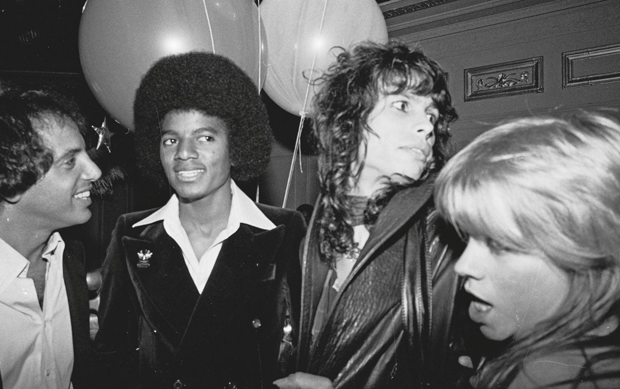 El documental sobre la discoteca recoge una escena en la que un joven Michael Jackson (en la foto, con Steven Tyler) entra en el despacho de Rubell. «¿Vienes mucho por aquí?», le pregunta una periodista. «Sí, claro», responde Jackson. «Las otras discotecas no me gustan mucho», explica. «Pero en Studio 54 flipas. vengo cuando quiero escapar. Bailas en la pista y, de pronto te sientes libre».