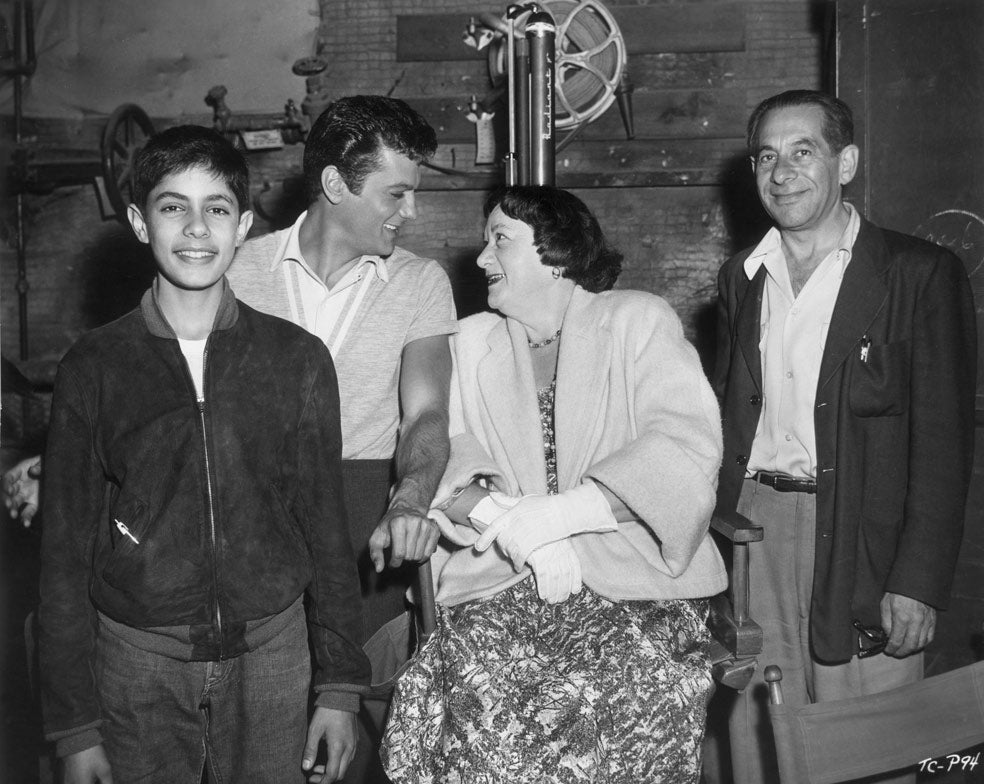 Tony Curtis con su hermano y sus padres. Hijo de emigrantes judíos húngaros y pobres del Bronx, nunca escondió su origen. Aunque sí su verdadero nombre: Bernard Schwartz.