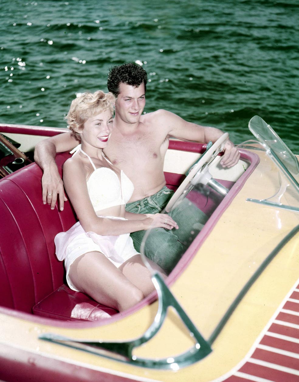 Tony Curtis estaba casado con Janet Leigh (la de la ducha de Psicosis) hasta que, en 1962, conoció a la actriz alemana Christine Kaufmann (futura madre de Allegra) en el rodaje de Taras Bulba en Argentina. Considerada la pareja más feliz de Hollywood, se divorciaron ese mismo año.